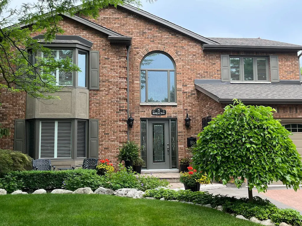 Niagara home with arched, bay and picture windows installed by Great Northern Home Exteriors