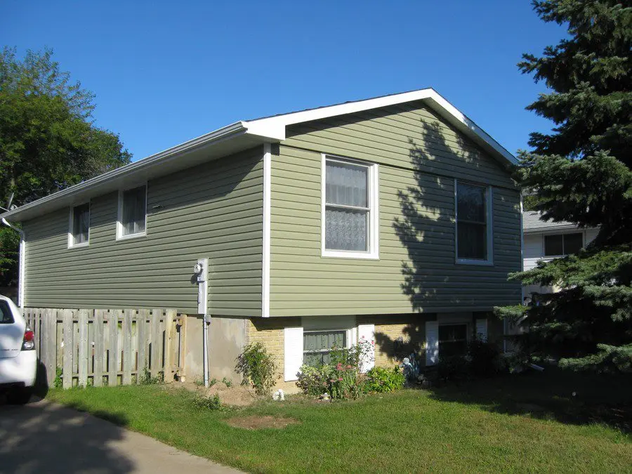 Horizontal vinyl siding installation in St. Catharines with clean trim and straight courses by Great Northern Home Exteriors