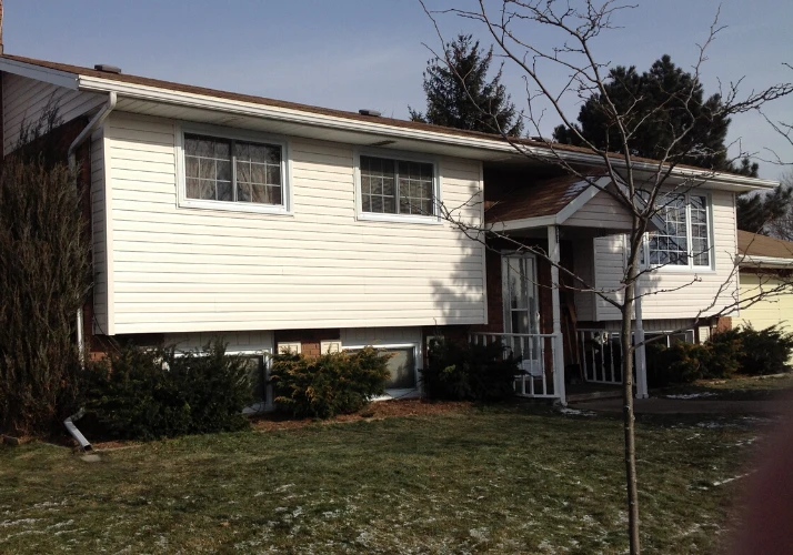 Linen Vinyl Siding Installation In Welland Linen horizontal vinyl siding installed by Great Northern Home Exteriors on a raised-bungalow style home in Welland.