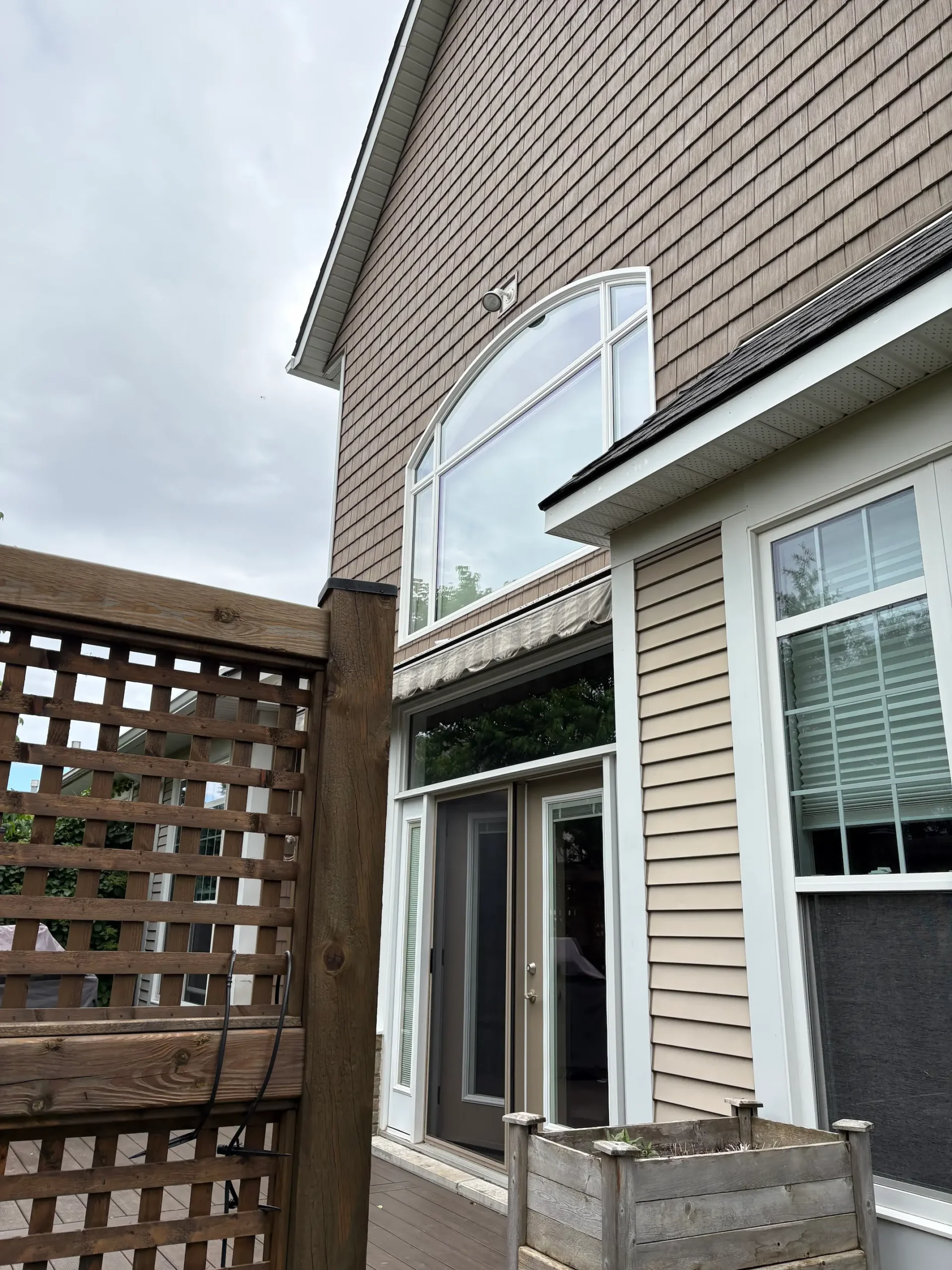 Shake siding feature wall installation on a Niagara home