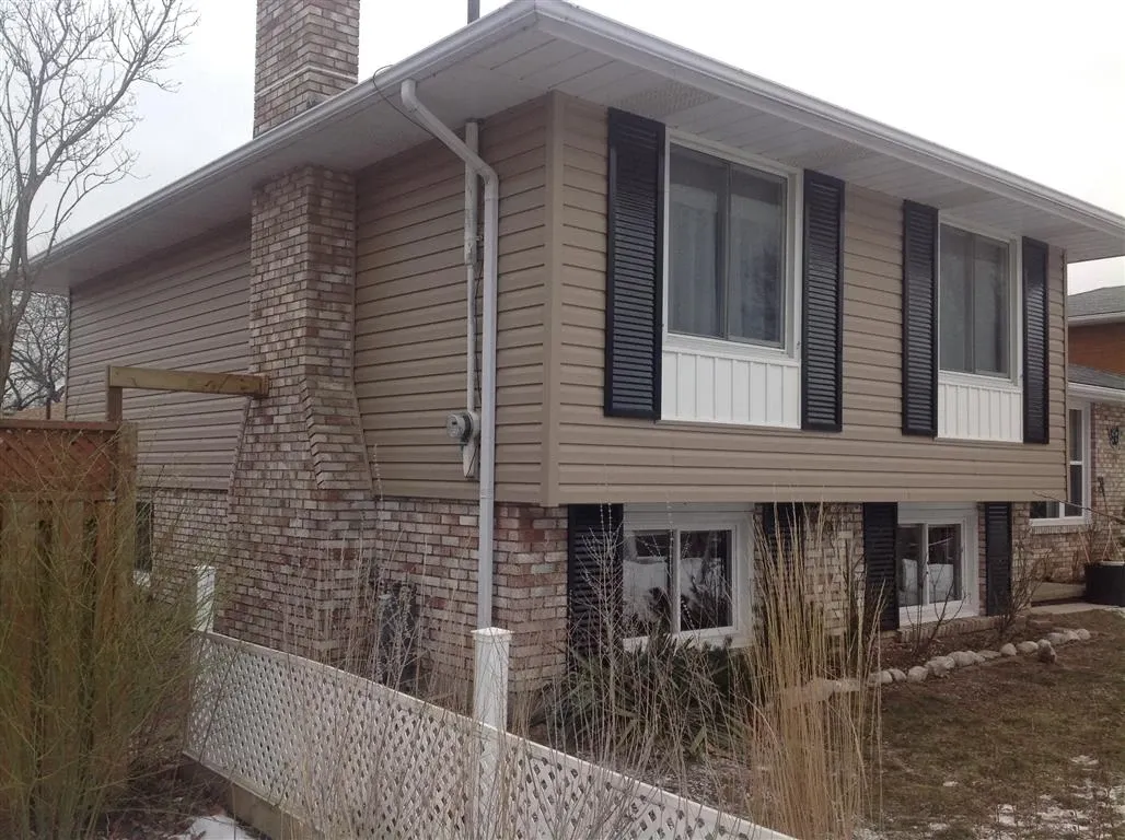 Vinyl Siding Installation on a Split-Level Home in St Catharines